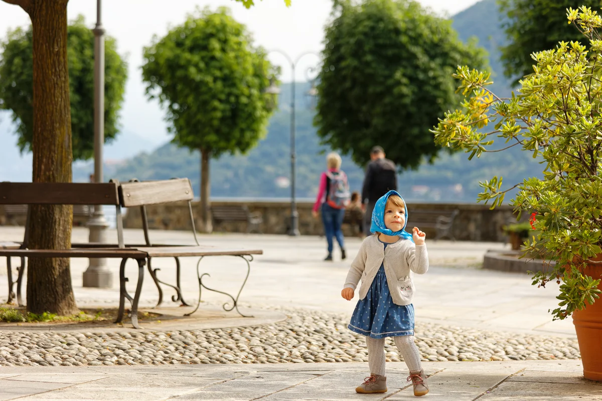 Baby Shooting Schweiz – Kleinkind an Schweizer See mit Bergpanorama