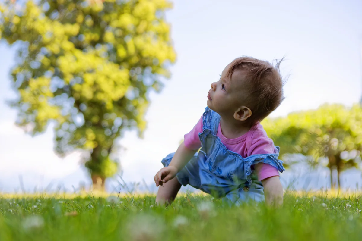 Baby Shooting Natur – Kleinkind schaut staunend in den Sommerhimmel