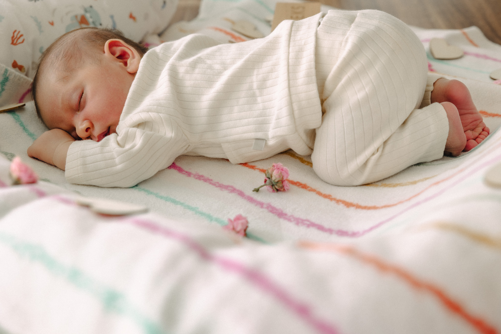 Baby Fotoshooting Luzern – schlafendes Neugeborenes in sanftem Licht