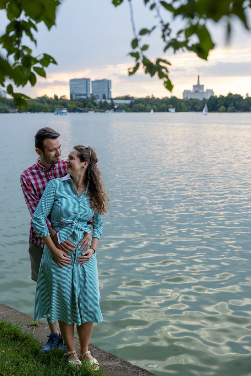 Babybauch Shooting Bukarest – natürliche Momente