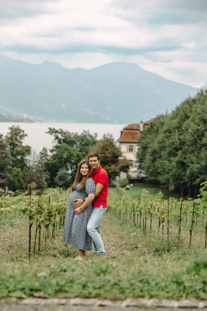 Babybauch Shooting Villa Krämerstein – Paar im Rebberg am Vierwaldstättersee
