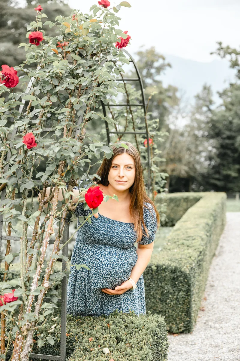 Babybauch Portrait – schwangere Frau im Rosengarten der Villa Krämerstein