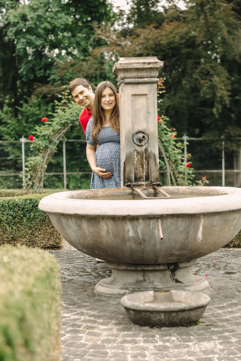 Babybauch Shooting Vierwaldstättersee – Paar am Brunnen im Villenpark
