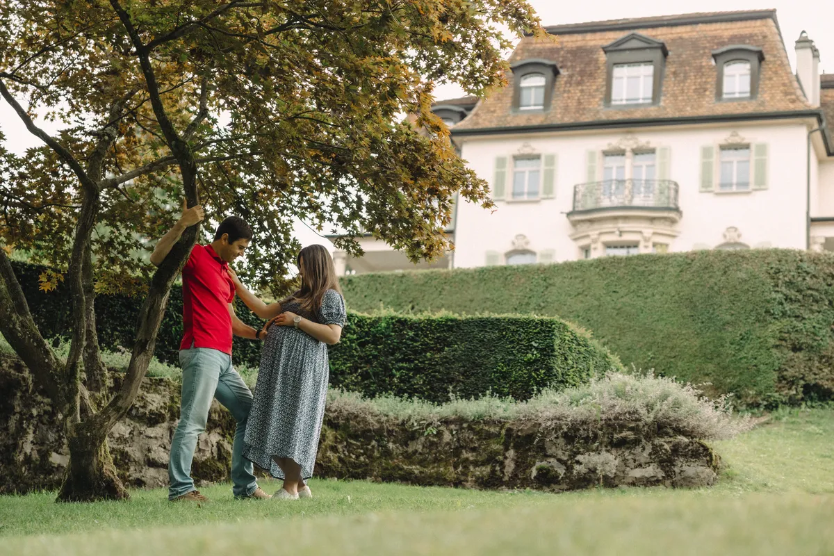 Babybauch Fotoshooting Kastanienbaum – Paar im Park vor der Villa Krämerstein