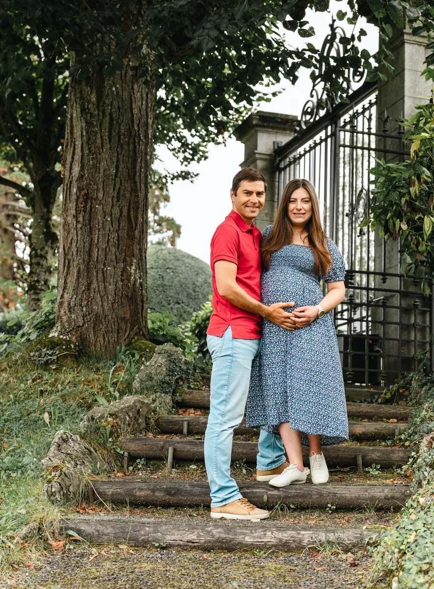 Babybauch Fotoshooting Luzern – Paar auf der Steintreppe im Park der Villa Krämerstein