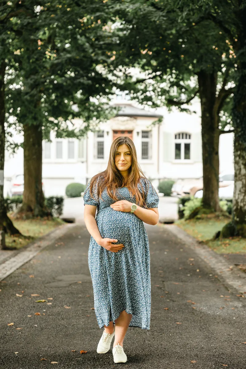 Babybauch Portrait Luzern – schwangere Frau in der Baumallee