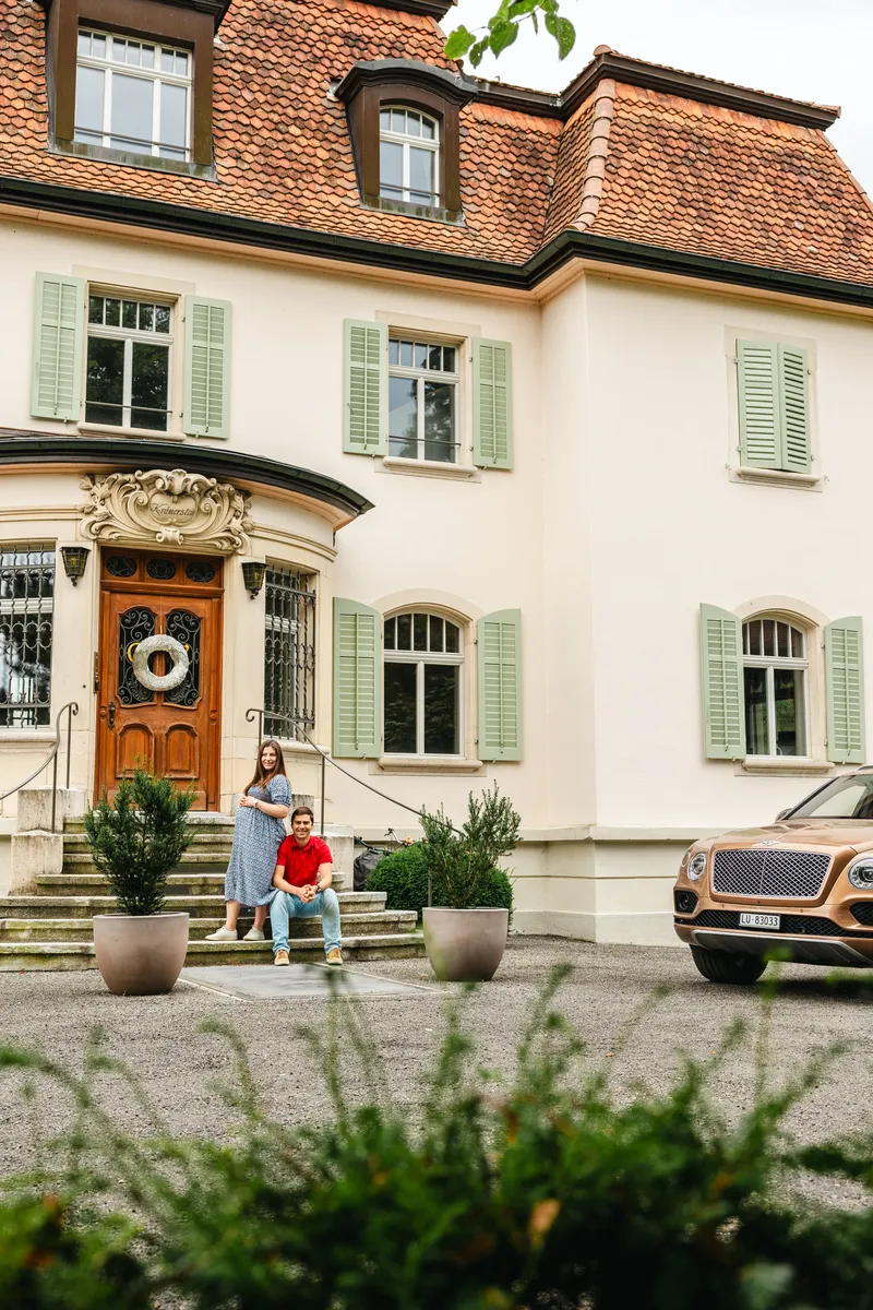 Villa Krämerstein Kastanienbaum – Paar vor dem Eingang der historischen Villa