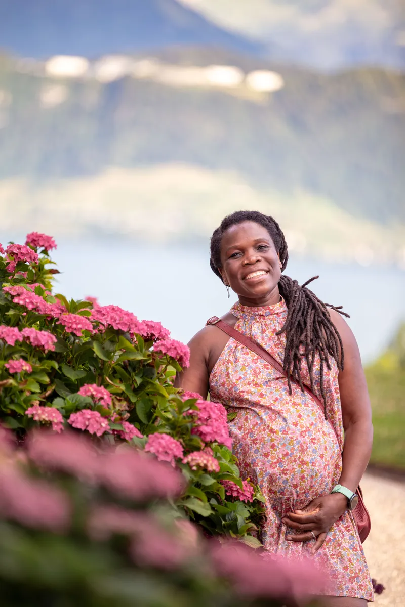 Babybauch Fotoshooting Dreilindenpark – Paar umarmt sich mit Blick auf den Vierwaldstättersee