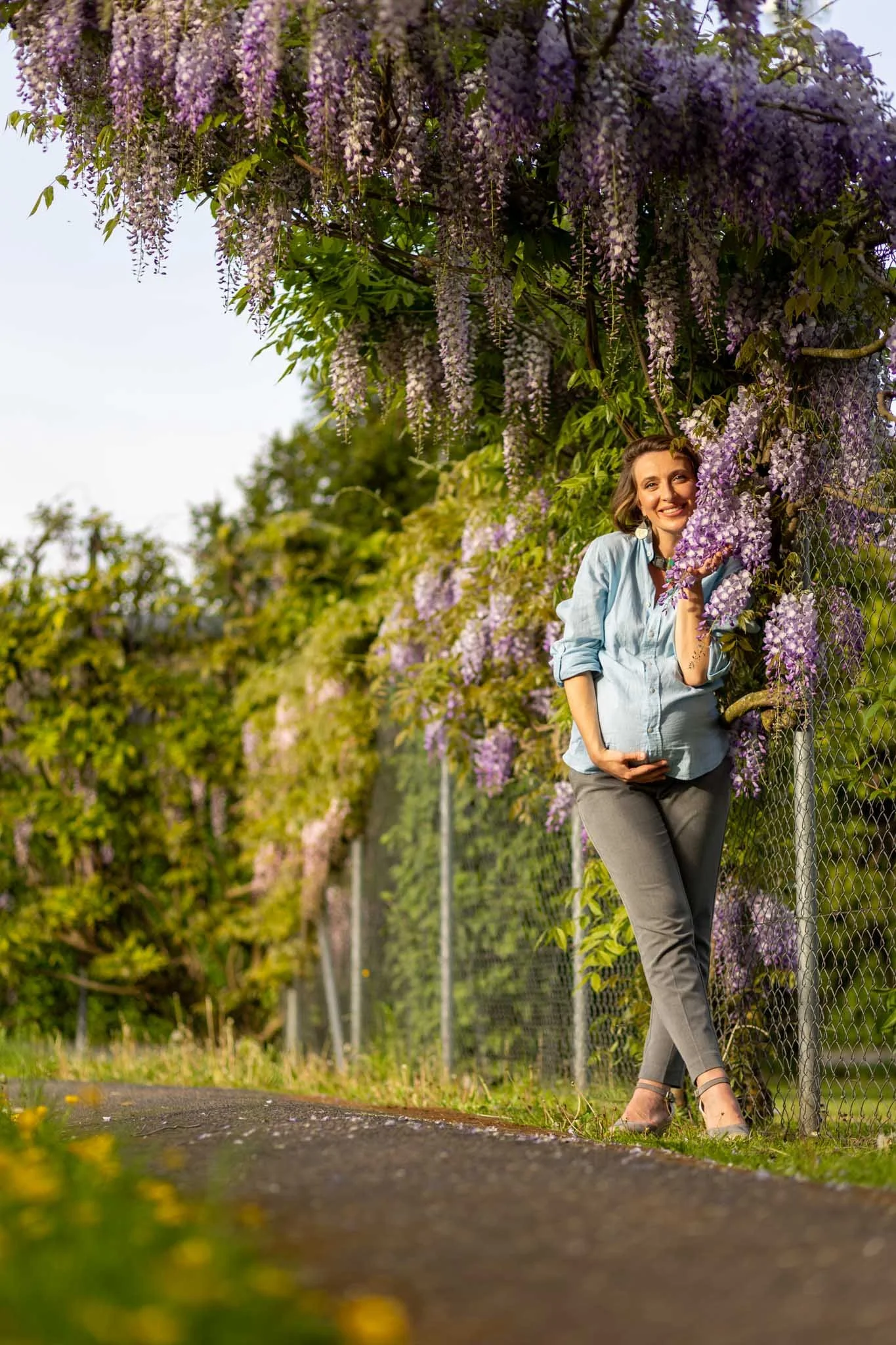 Babybauch Shooting Zentralschweiz – Hände auf dem Bauch