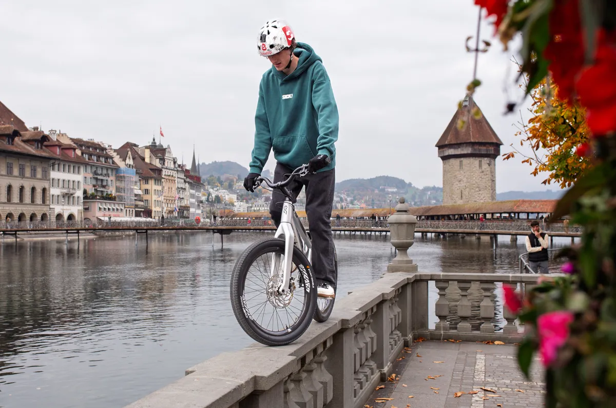 Bike Trials Luzern – Wheelie auf dem Brückengeländer mit Kapellbrücke im Hintergrund