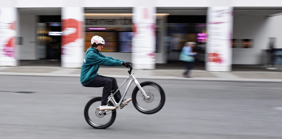 Bike Trials Luzern – Panning Wheelie vor dem KKL Luzern