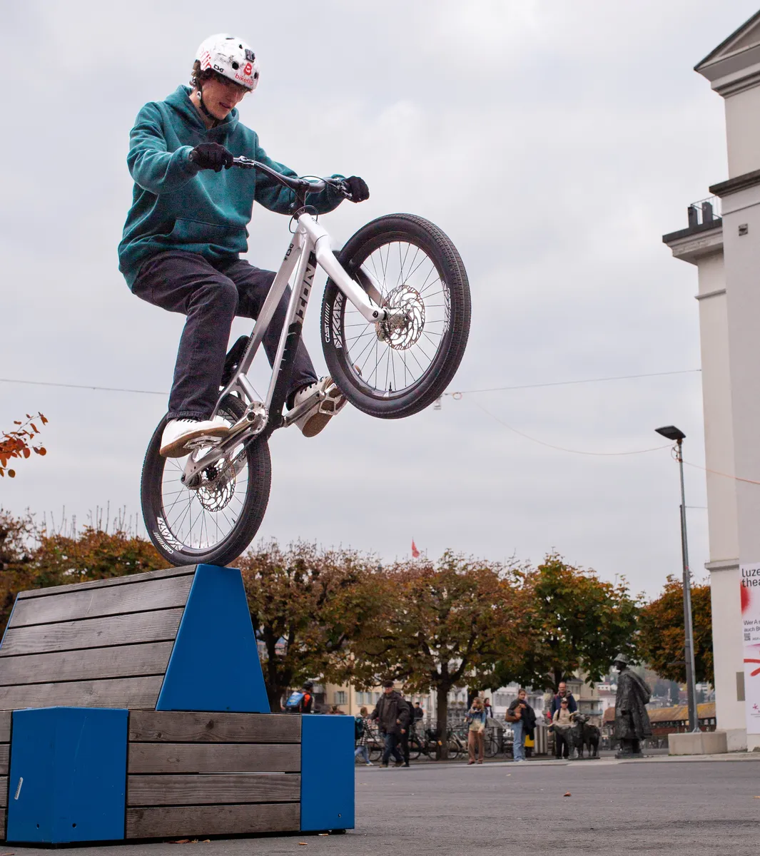 Bike Trials Luzern – Sprung von der Box vor dem Luzerner Theater