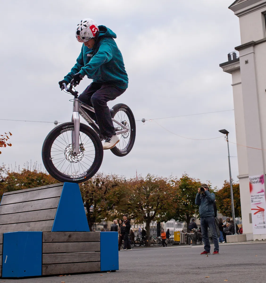 Street Trials Luzern – Urbaner Sprung vor dem Luzerner Theater