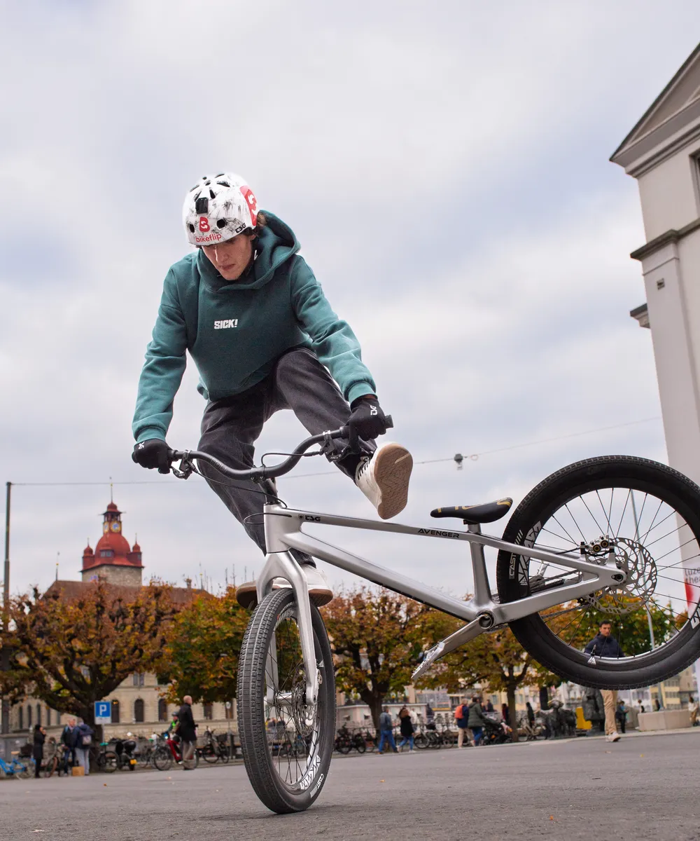 Street Trials Luzern – Trick in der Innenstadt mit Rathausturm im Hintergrund