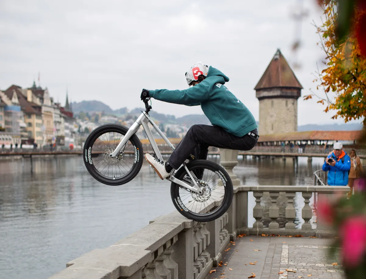 Street Trials Luzern – Manual auf dem Mauergeländer an der Reuss