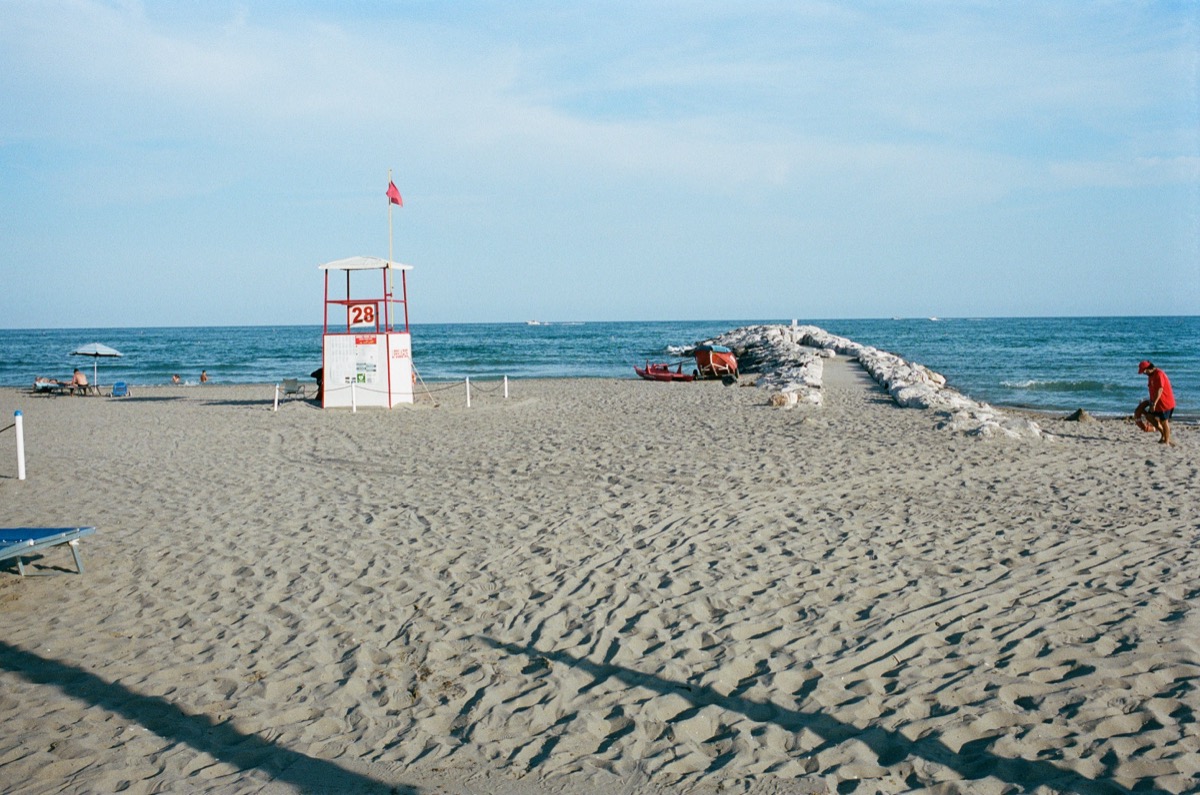 Strandwächterturm am Adriastrand – analog fotografiert auf Kodak Portra 400