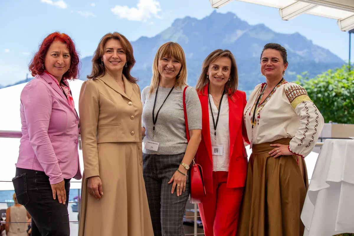 Gruppenfoto beim Businessevent Luzern – fünf Frauen auf der Casino-Terrasse mit Pilatus-Panorama