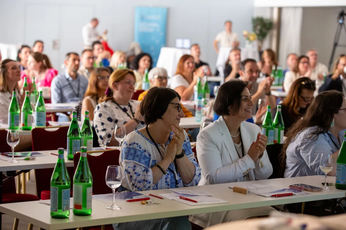 Eventfotografie Grand Casino Luzern – applaudierendes Publikum im Konferenzsaal