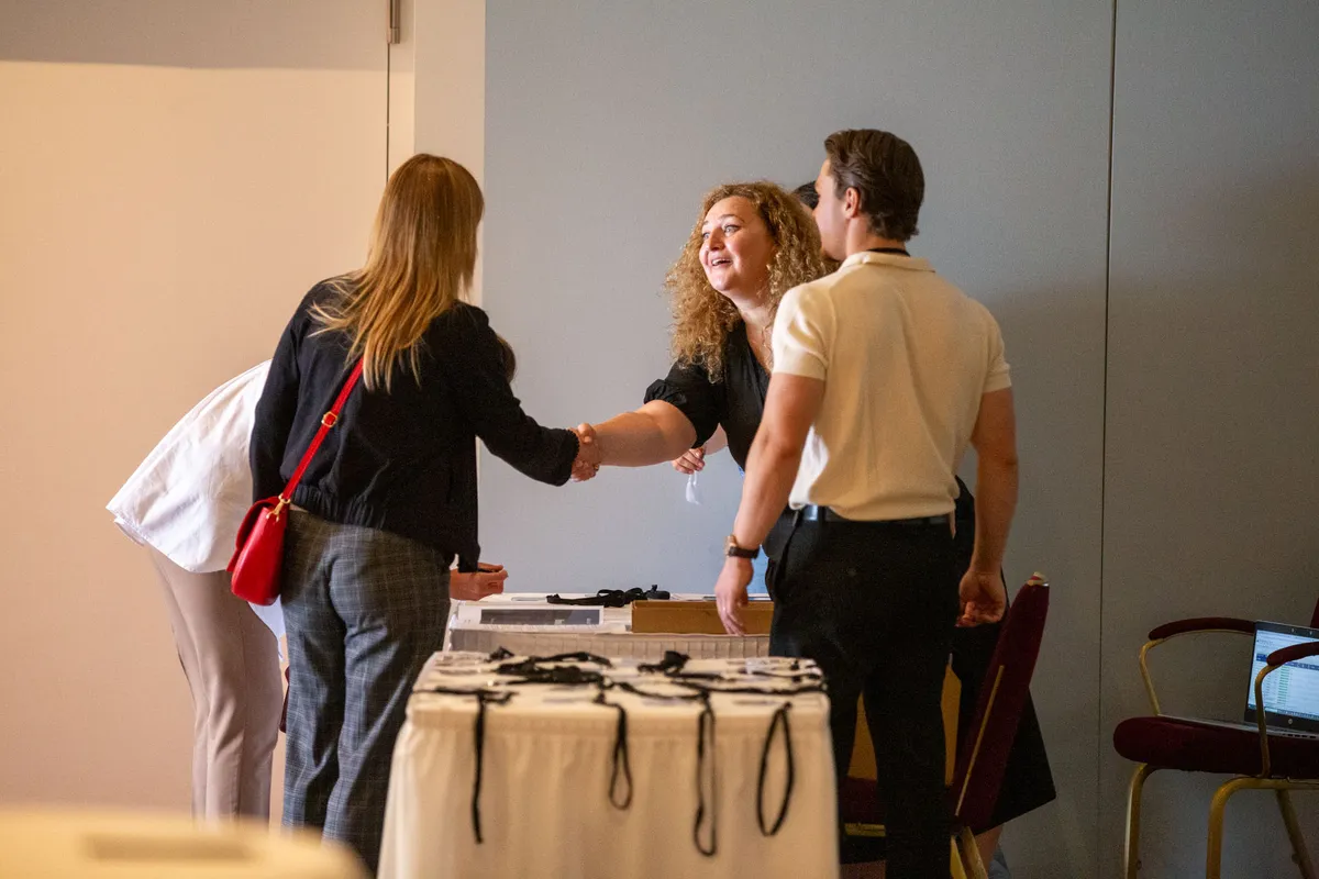 Businessevent Luzern – herzliche Begrüssung und Handshake an der Registrierungstheke