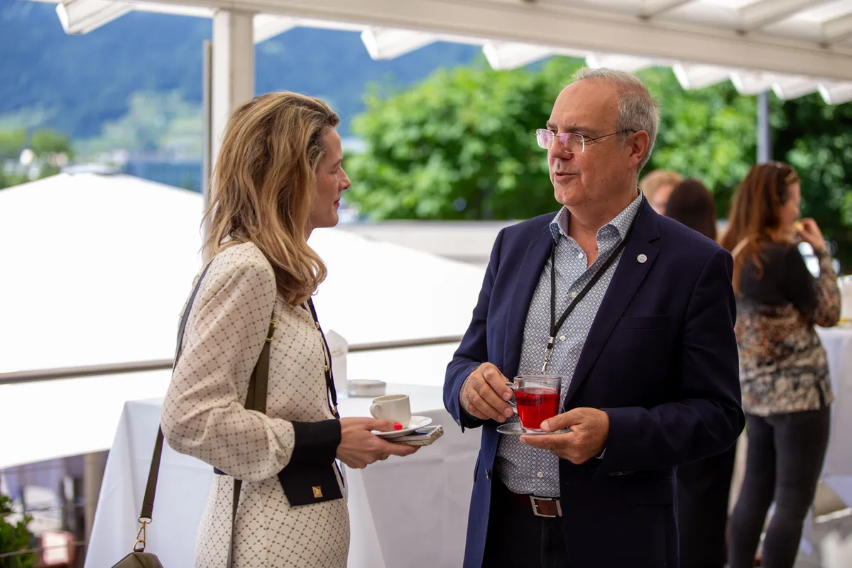 Businessevent Grand Casino Luzern – Frau und Mann beim Networking im Freien mit Getränken