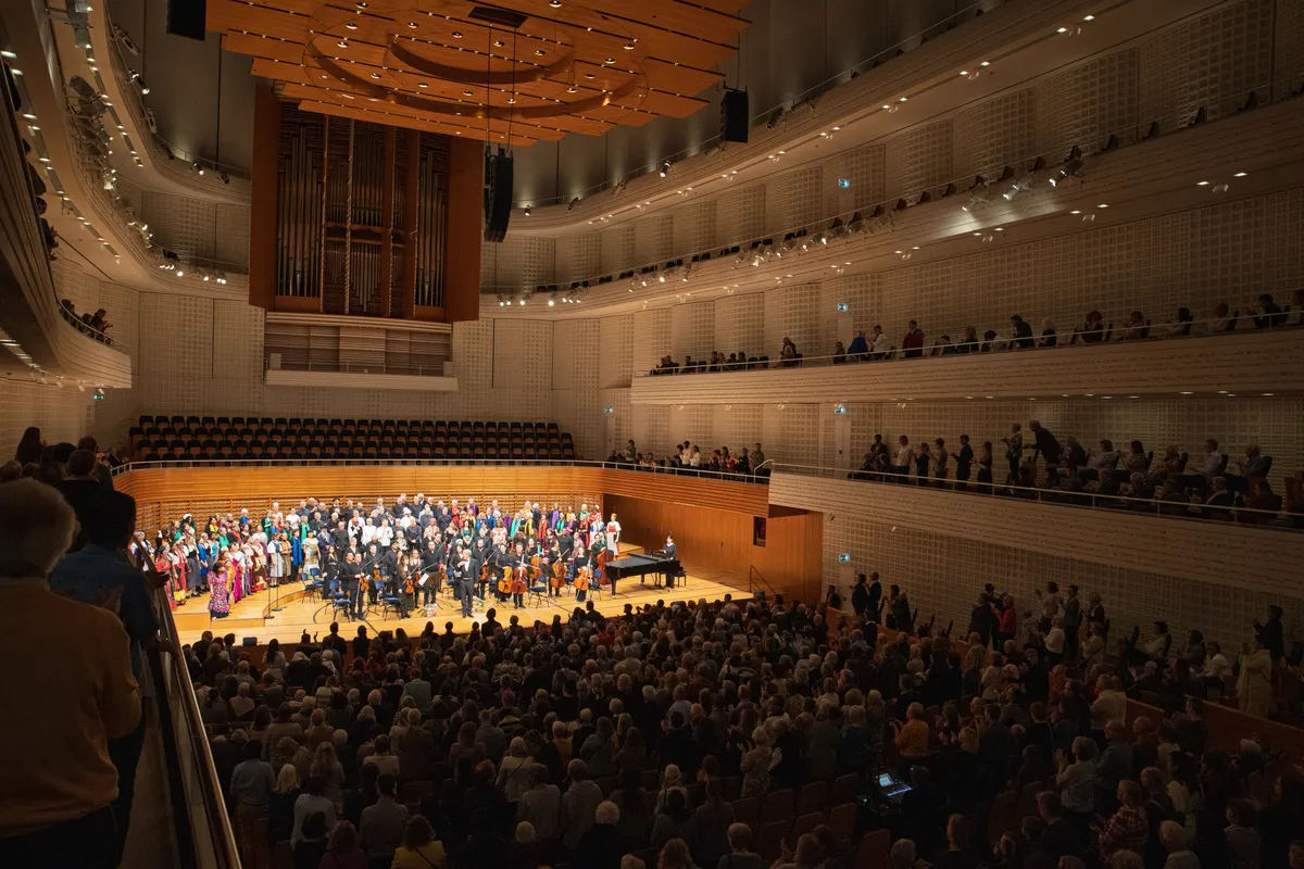 Chor der Nationen im KKL Luzern – Konzertsaal mit Publikum und Bühne