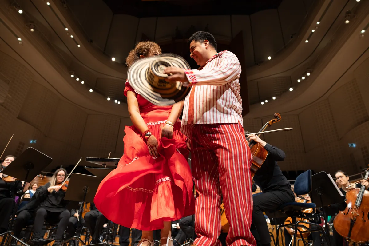 Tanzendes Paar vor dem Orchester im Konzertsaal des KKL Luzern