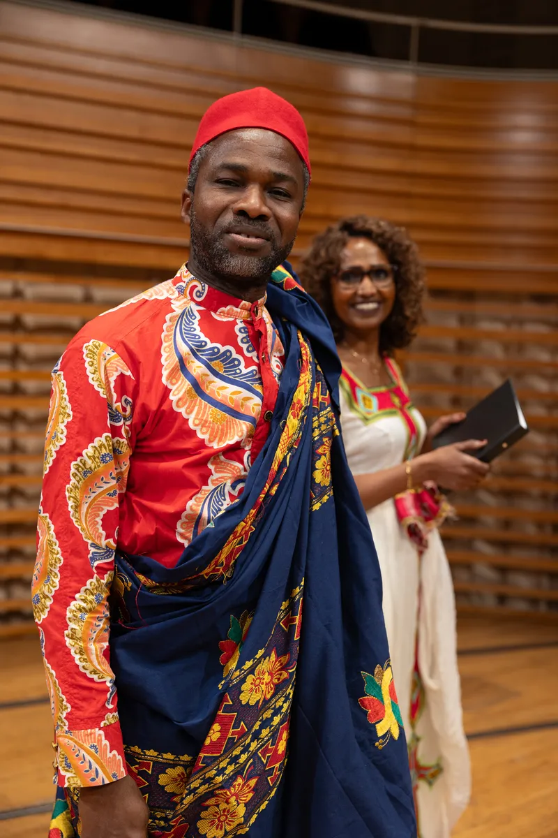 Portrait hinter der Bühne – Sänger in traditioneller roter Kleidung im KKL