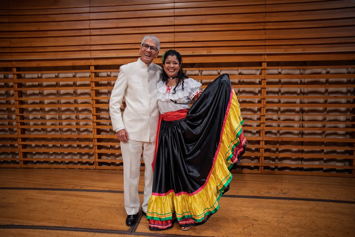 Backstage Portrait – Paar in Tracht mit aufgefächertem Rock im KKL Luzern