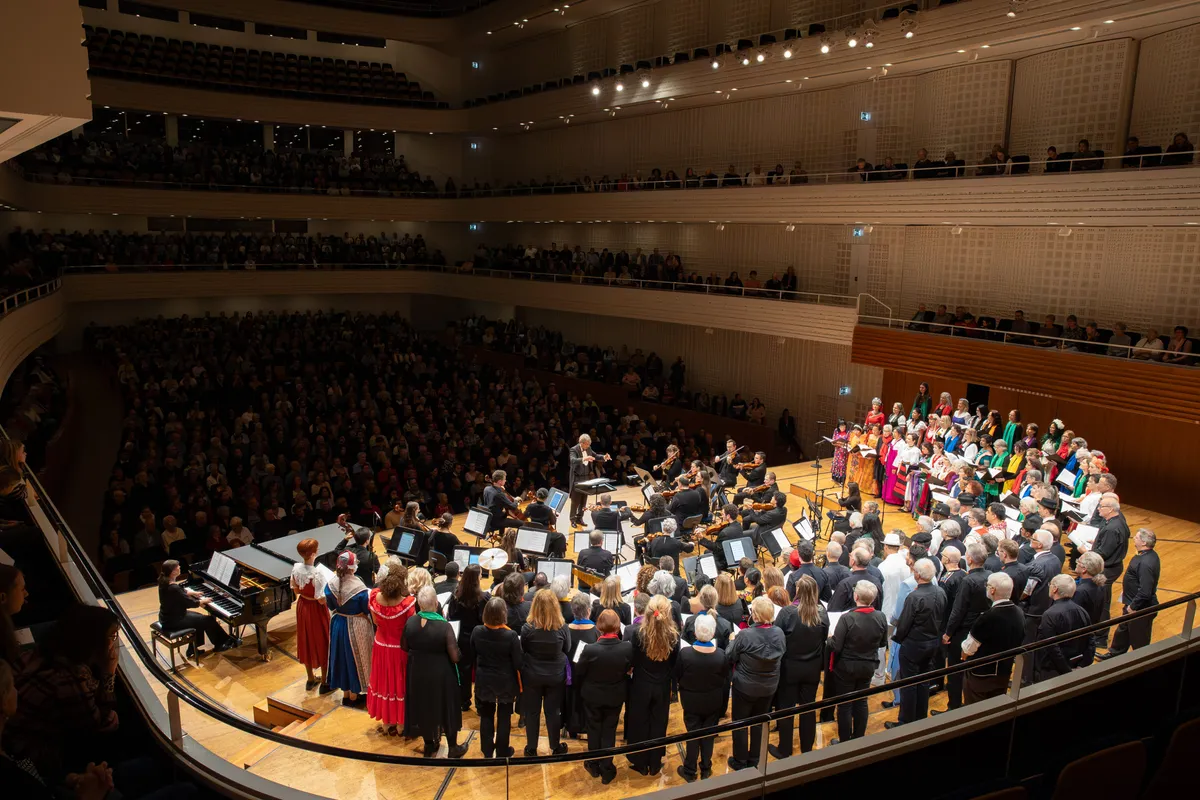 Finale des Chor der Nationen Konzerts – Ensemble und Publikum im KKL Luzern