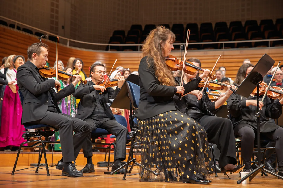 Konzertfotografie KKL Luzern – Violinen des Orchesters, dahinter der Chor