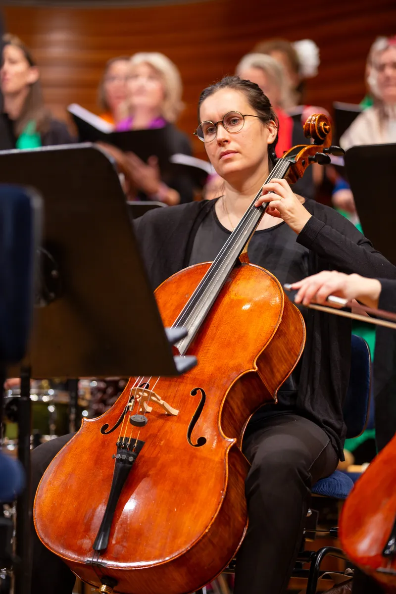 Eventfotografie Luzern – Cellistin zwischen den Notenständern
