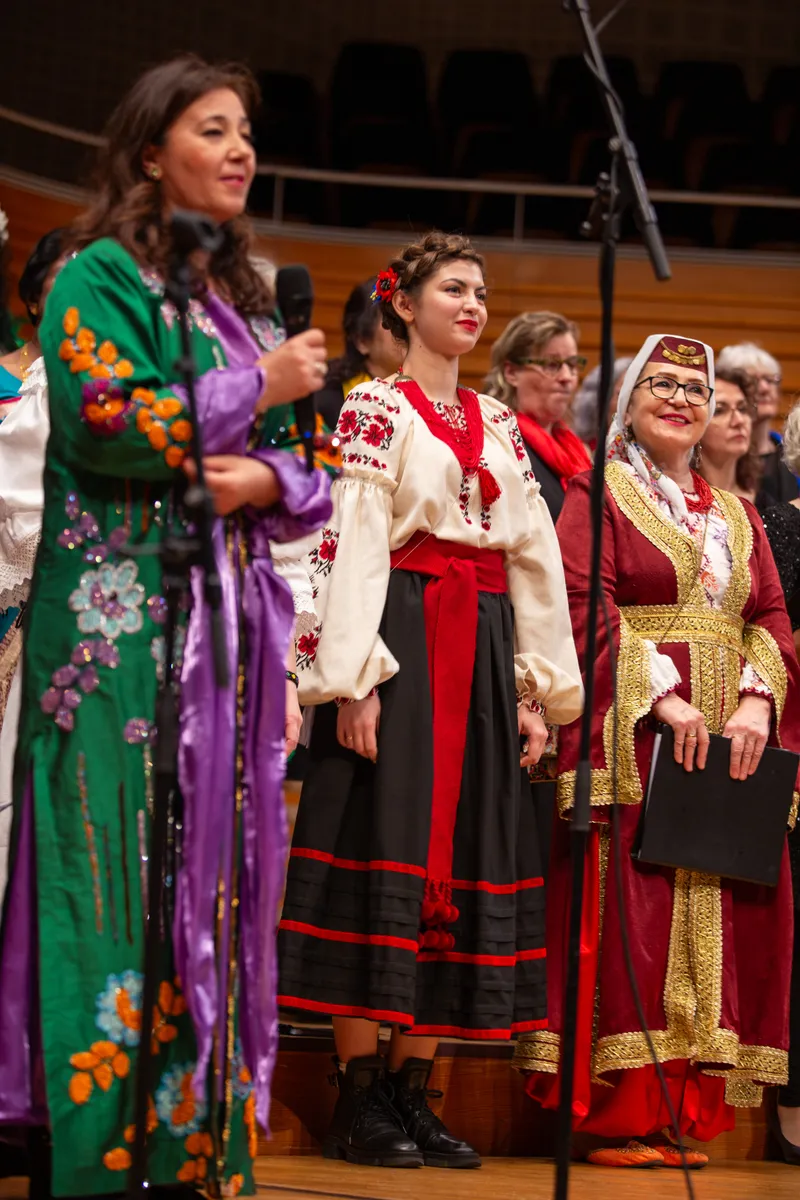 Chor der Nationen Luzern – Sängerinnen in traditionellen Trachten verschiedener Länder