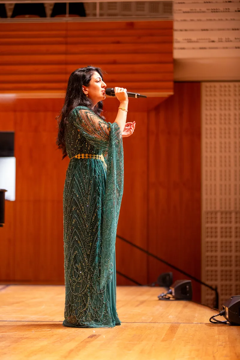 Eventfotograf Luzern – Sängerin im grünen Paillettenkleid auf der KKL Bühne