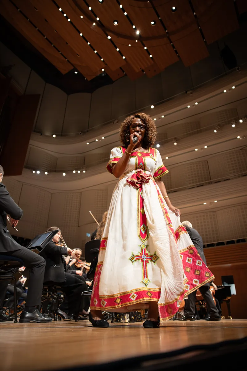 Solistin in traditionellem weiss-rotem Kleid im Konzertsaal des KKL Luzern