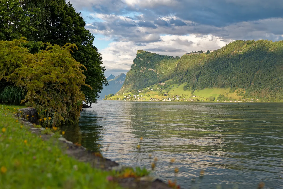 Uferweg am Vierwaldstättersee bei Kastanienbaum mit Blick auf die Berge