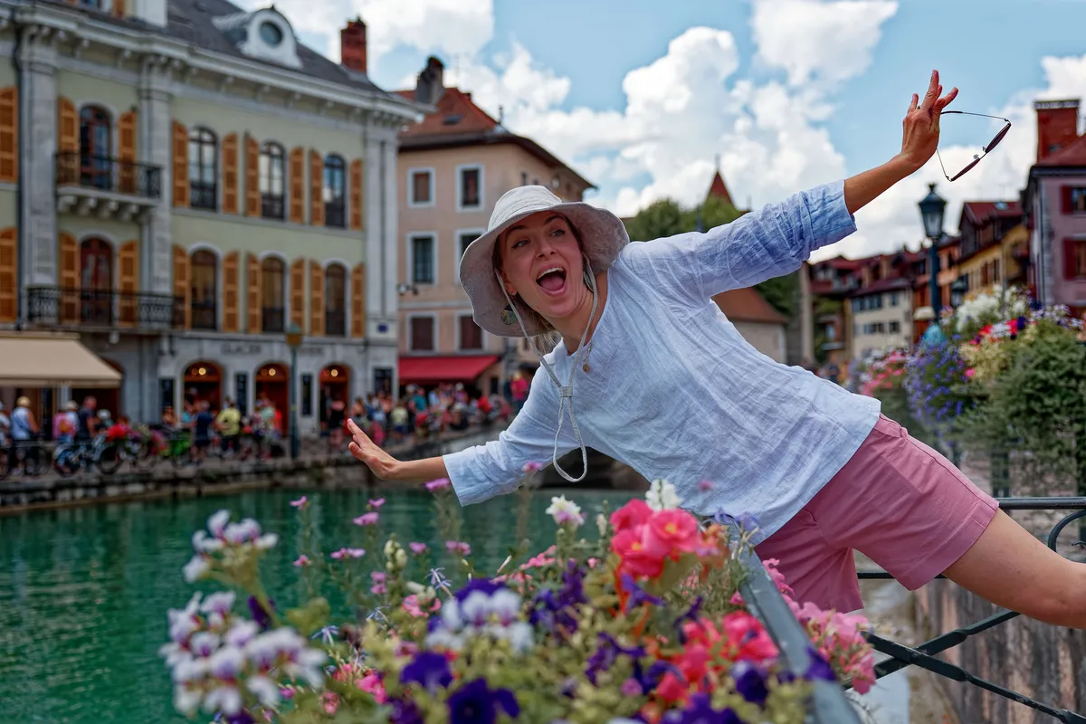 Reiseportrait Annecy – Frau an der Altstadt mit Kanal