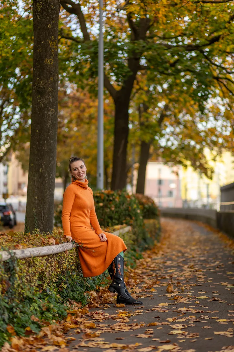 Herbst Portraitfotografie – Frau in orangem Kleid auf der Promenade