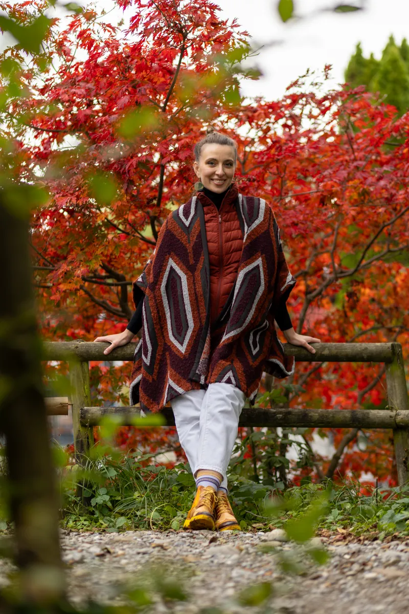 Herbst Portrait – Frau vor rotem Ahornbaum in der Natur