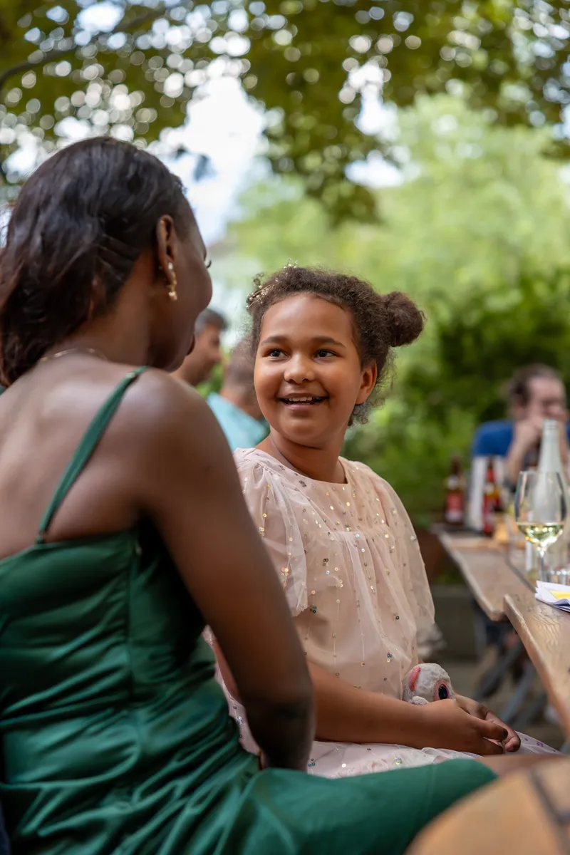 Natürliches Portrait – Mutter und Kind beim Event