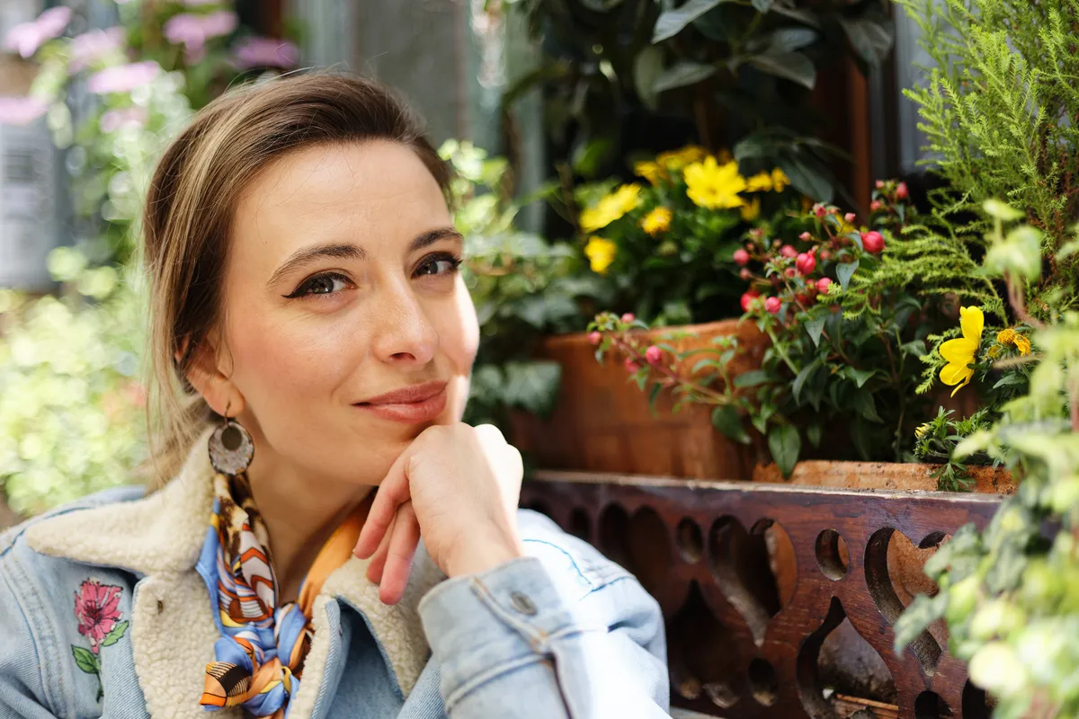 Nahaufnahme Portrait – natürliches Licht und Blumen