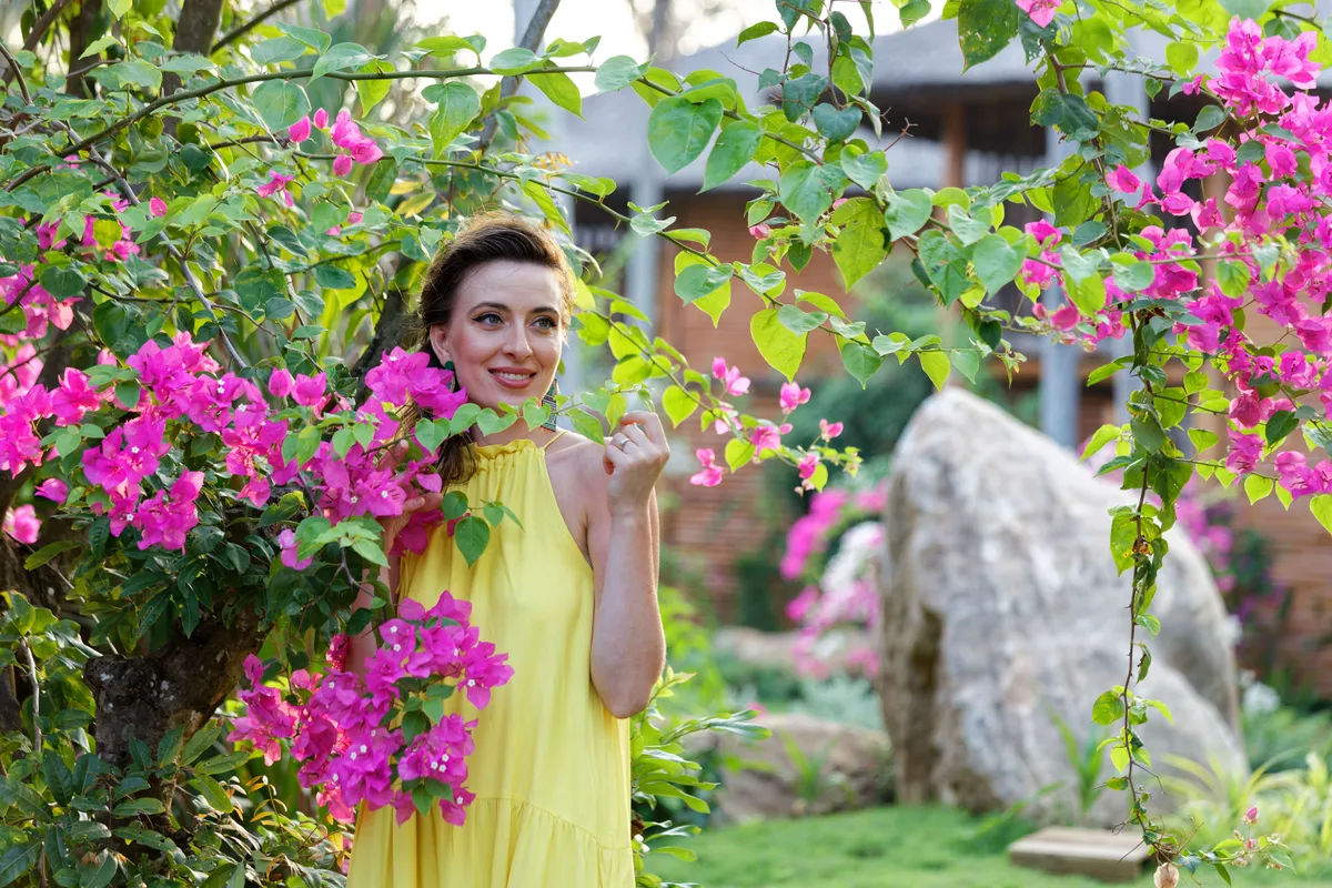 Outdoor Portrait Fotografie – Frau in gelbem Kleid mit Bougainvillea