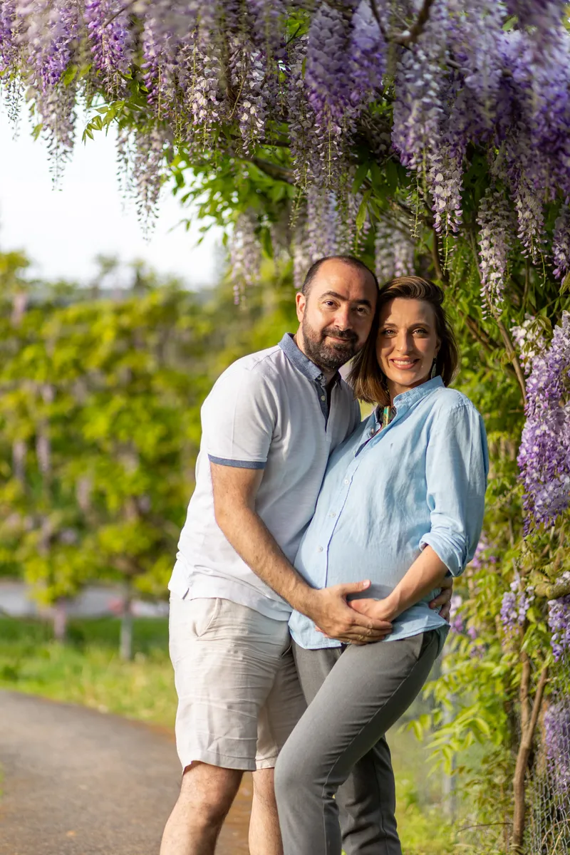 Paar-Portrait bei Schwangerschaft unter Wisterie
