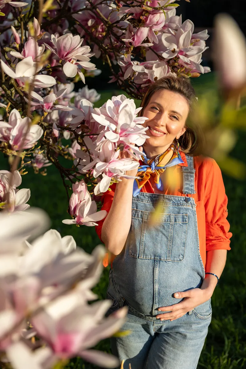 Schwangerschafts-Portrait bei Magnolienblüte im Frühling