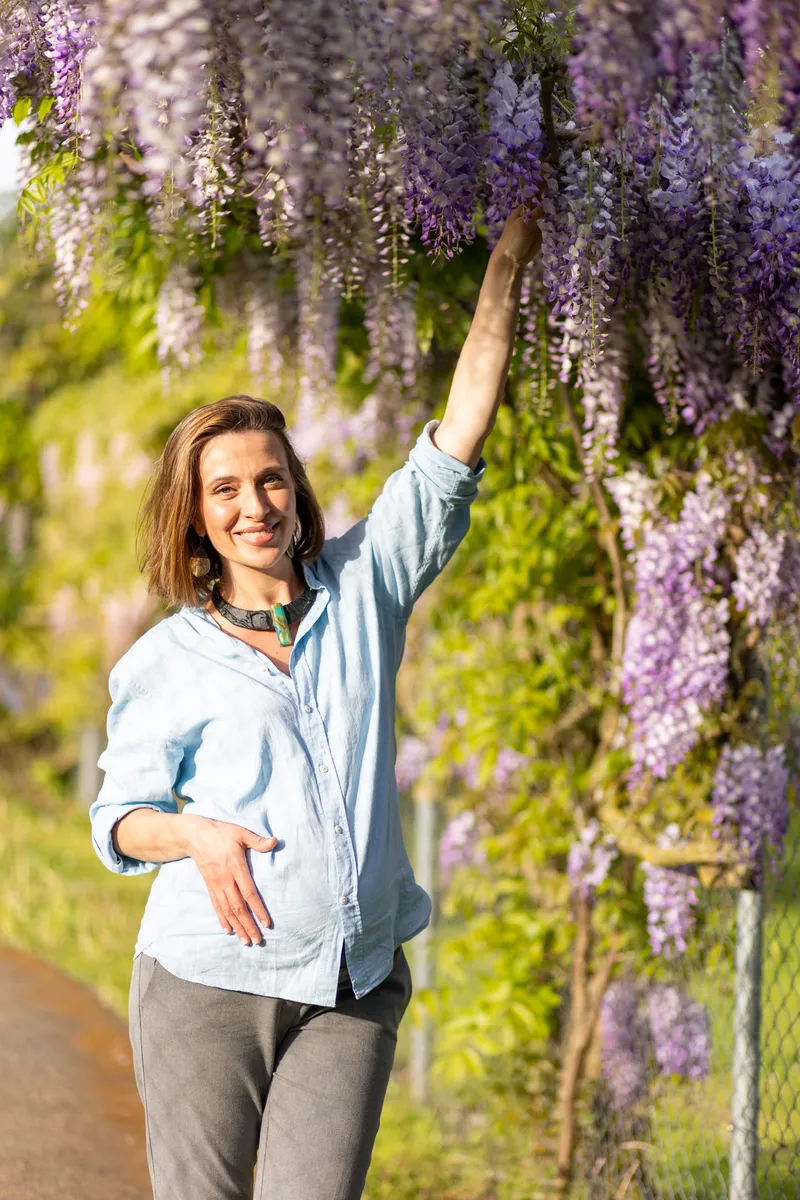 Outdoor Schwangerschafts-Portrait unter blühender Wisterie
