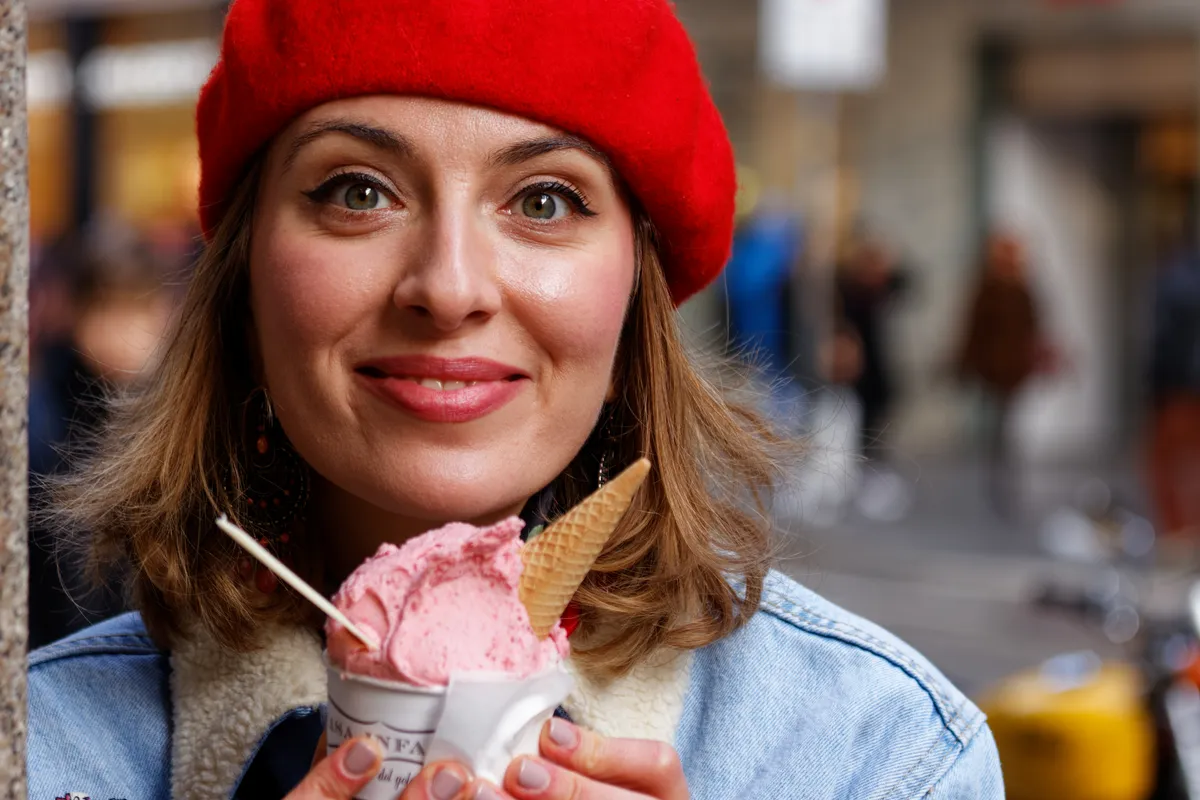 Spontanes Stadtportrait – Frau mit rotem Barett und Gelato
