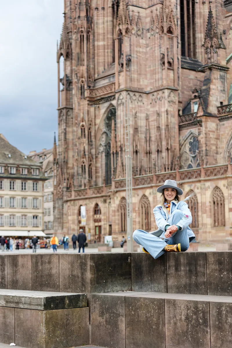 Reiseportrait Strassburg – Frau vor dem Strassburger Münster