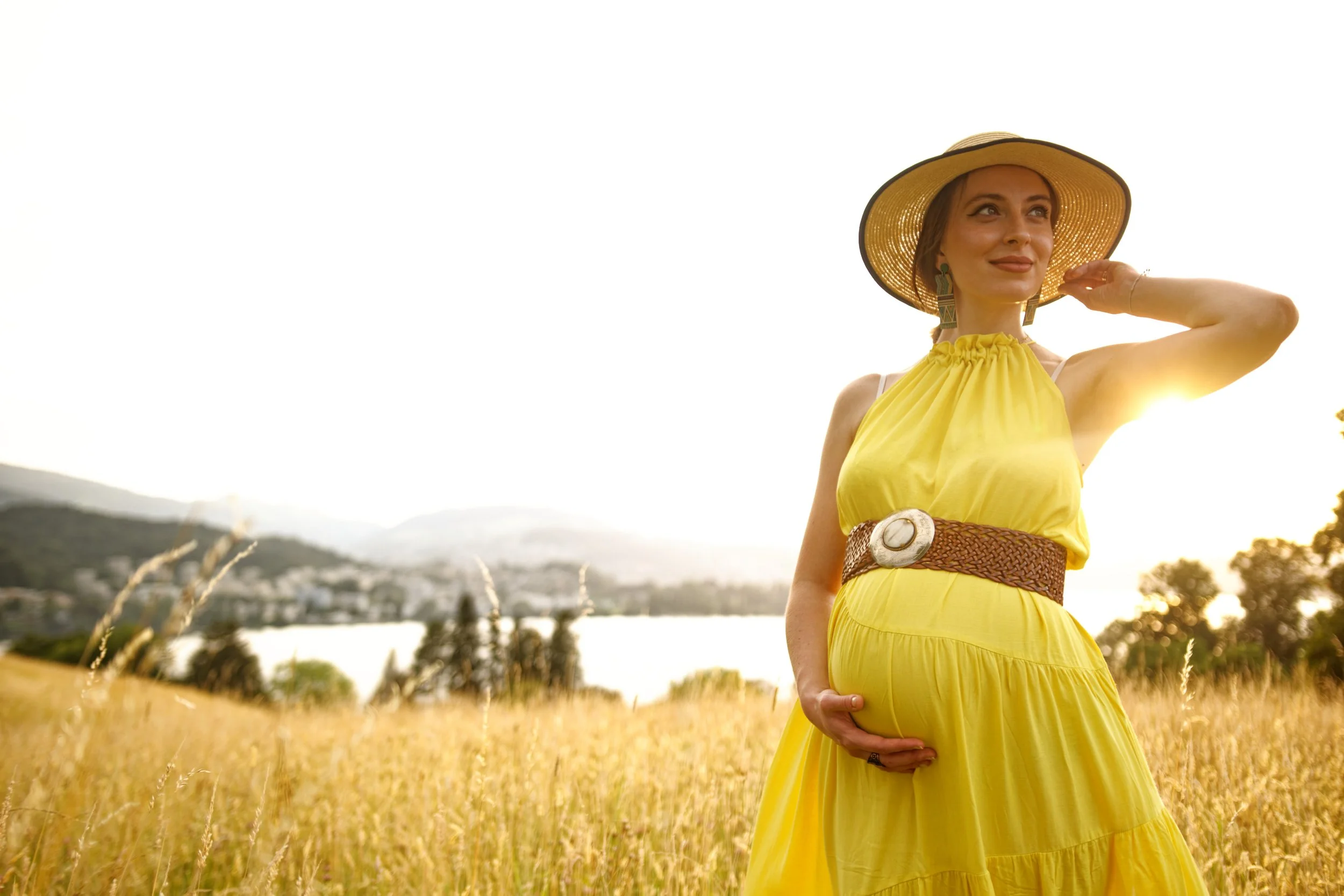 Babybauch Shooting Luzern – Schwangere Frau im Gegenlicht