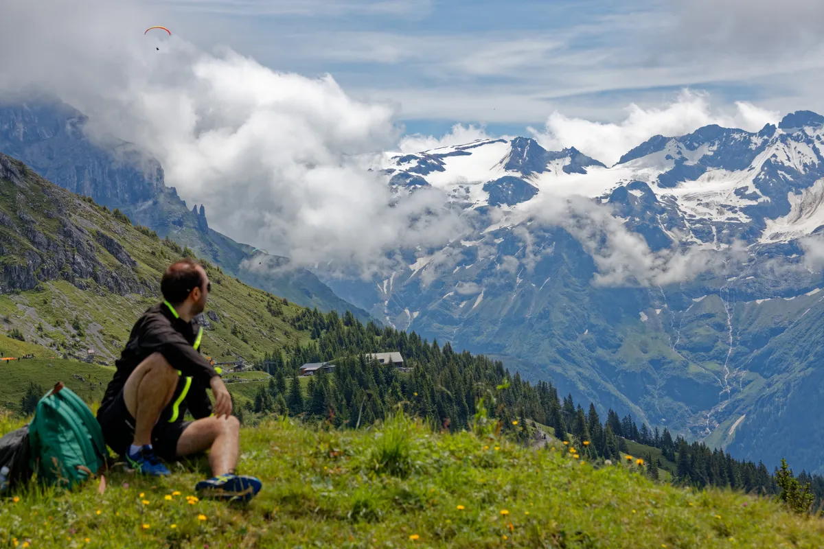 Reise-Fotoshooting Engelberg – Wanderer mit Blick auf Gletscher und Alpenpanorama