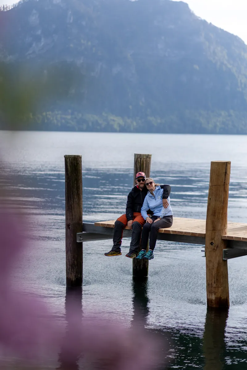 Reise-Fotoshooting am See – Paar auf dem Steg
