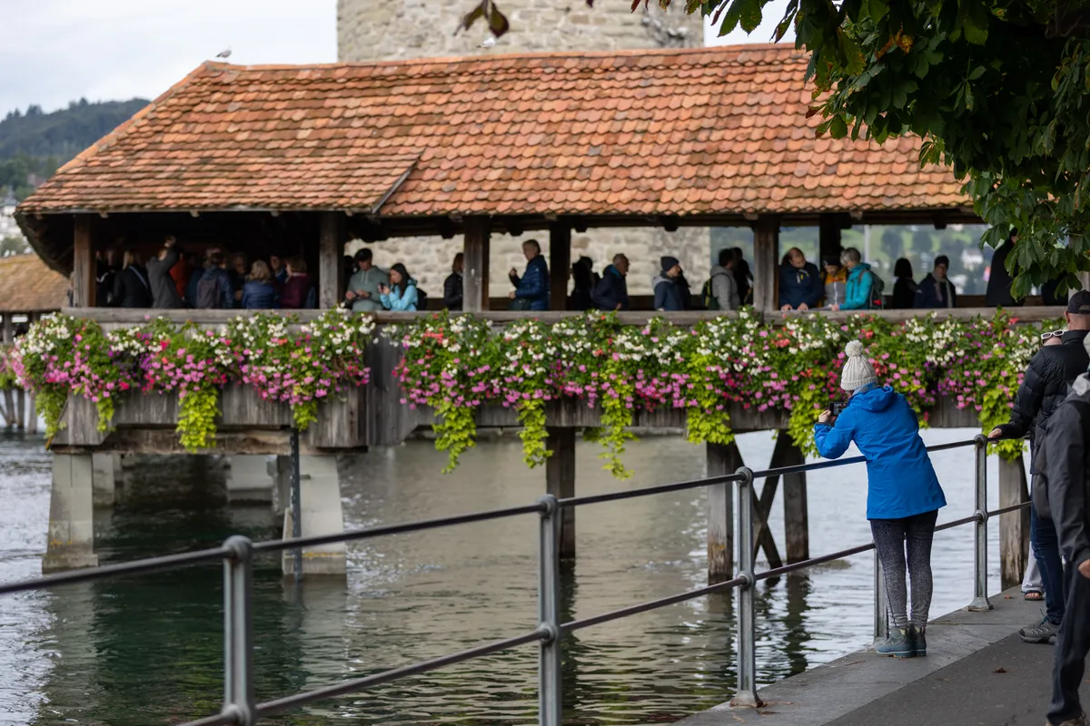 Reise-Fotoshooting Luzern – Spreuerbrücke mit Blumenschmuck und Besuchern